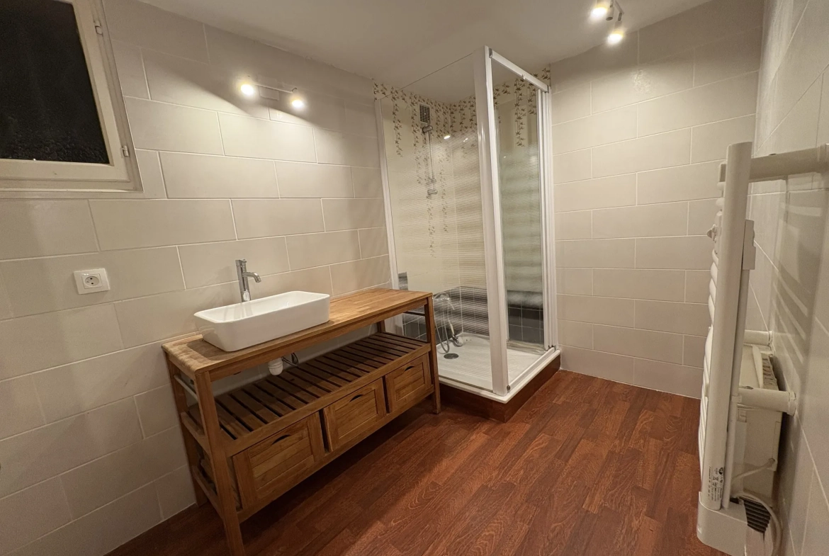 Maison de 89m² avec grand terrain, garage et piscine à Montpezat 