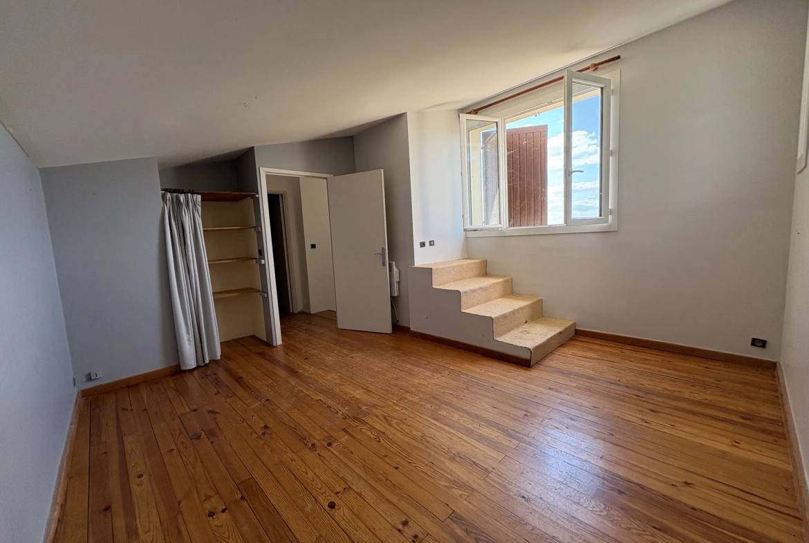 Maison de 89m² avec grand terrain, garage et piscine à Montpezat 