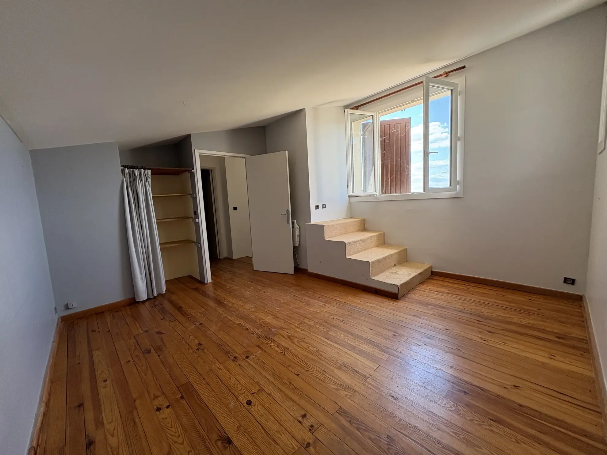 Maison de 89m² avec grand terrain, garage et piscine à Montpezat 