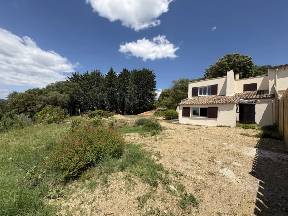 Maison de 89m² avec grand terrain, garage et piscine à Montpezat