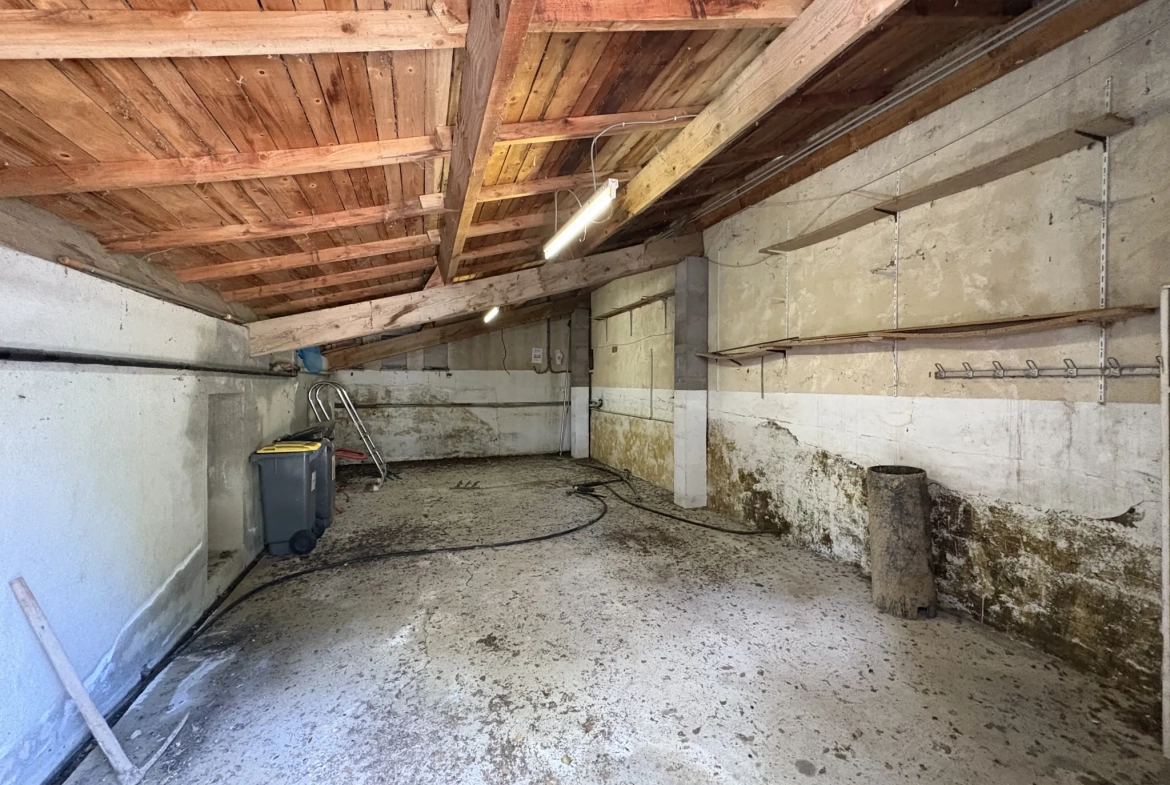 Maison de 89m² avec grand terrain, garage et piscine à Montpezat 