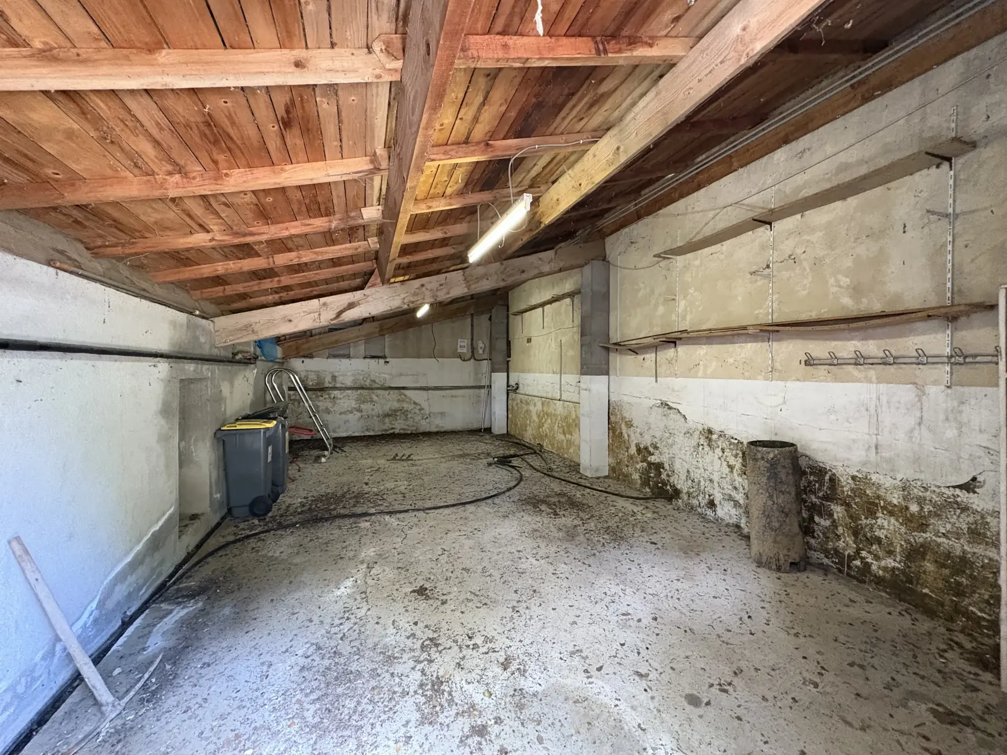 Maison de 89m² avec grand terrain, garage et piscine à Montpezat 