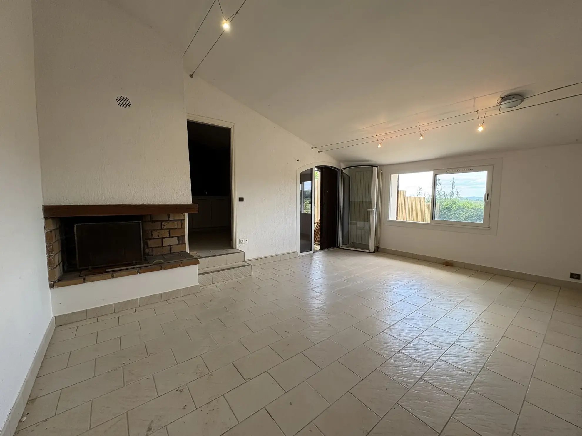 Maison de 89m² avec grand terrain, garage et piscine à Montpezat 
