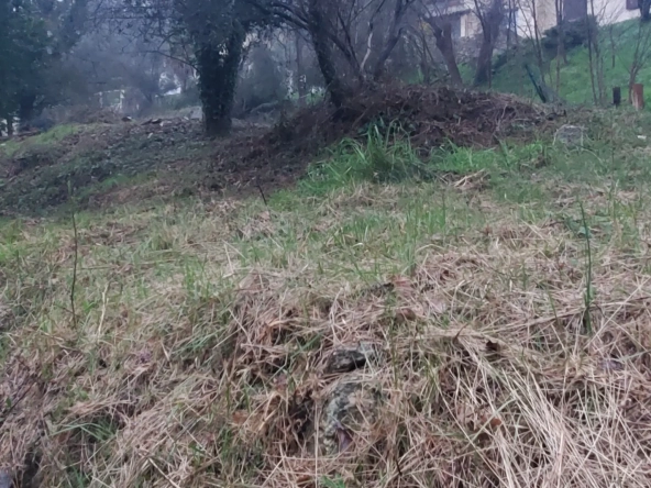 Terrain constructible de 640 m² à Bar-sur-Loup avec permis et vue collines