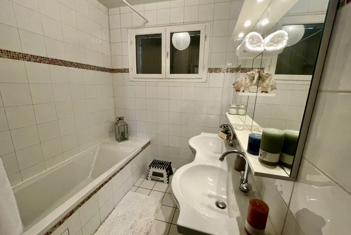 Maison rénovée avec piscine et 5 chambres à Périgueux 