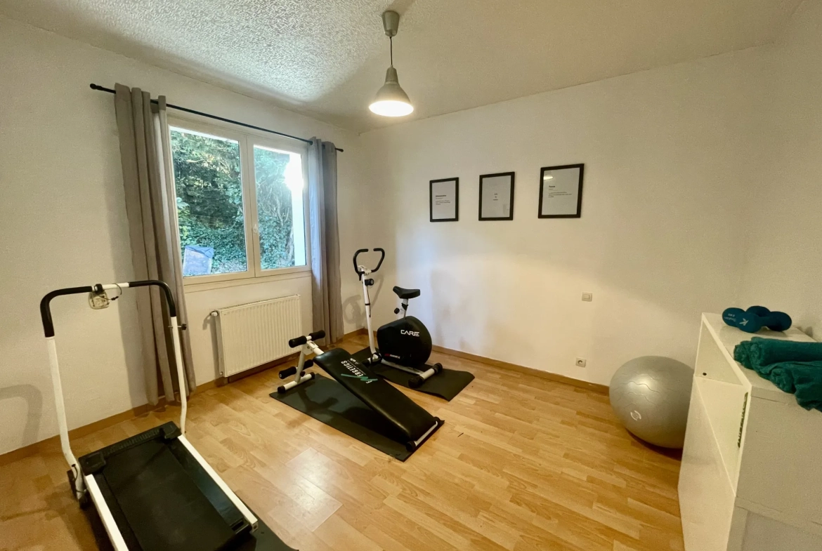 Maison rénovée avec piscine et 5 chambres à Périgueux 