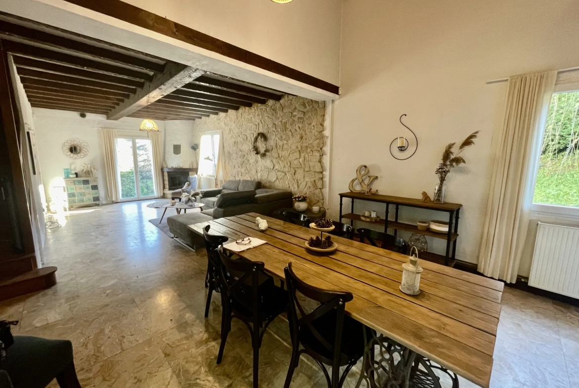 Maison rénovée avec piscine et 5 chambres à Périgueux 