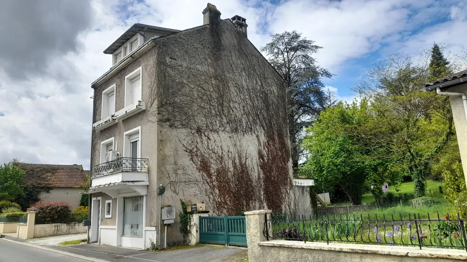Maison familiale spacieuse à Souillac avec grand jardin et proximité des commodités 