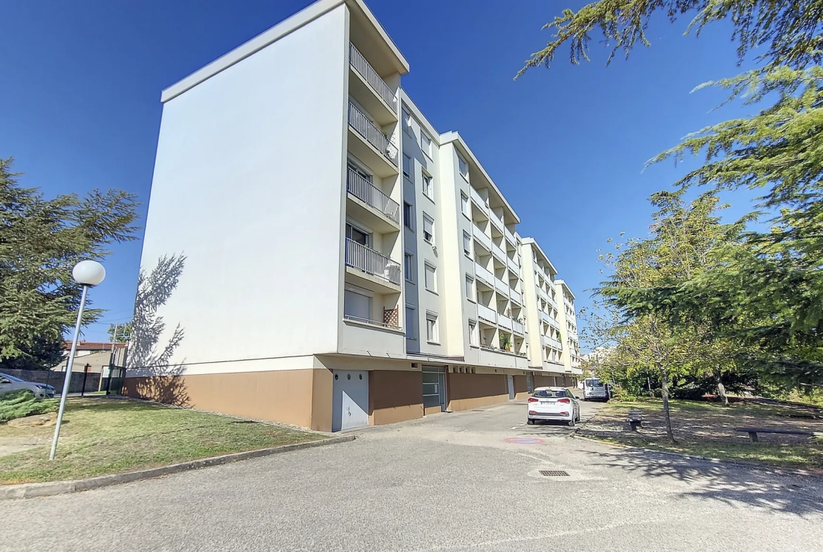 Appartement T4 à Irigny de 77 m² avec parking et cave - Résidence sécurisée 