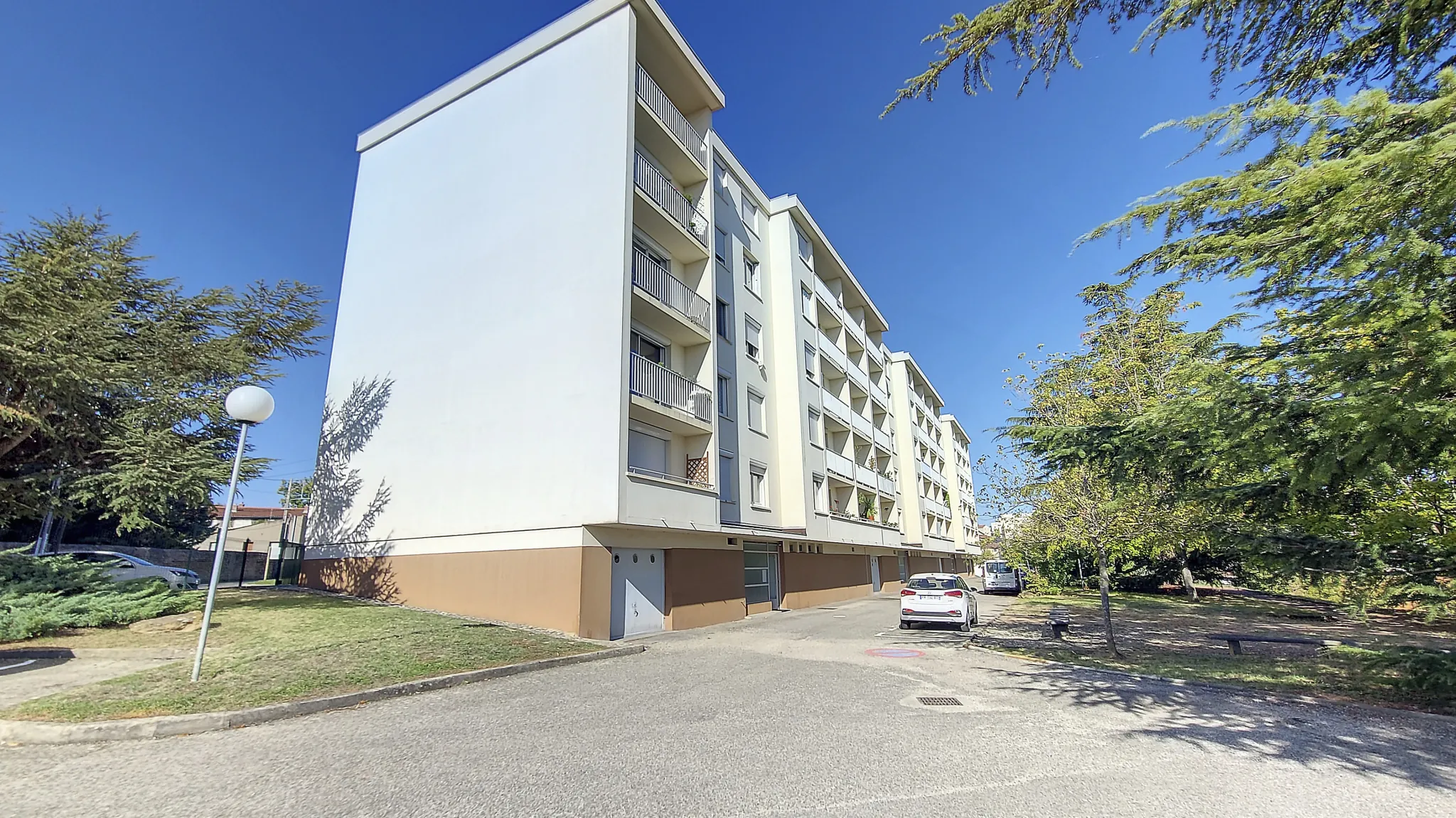 Appartement T4 à Irigny de 77 m² avec parking et cave - Résidence sécurisée 