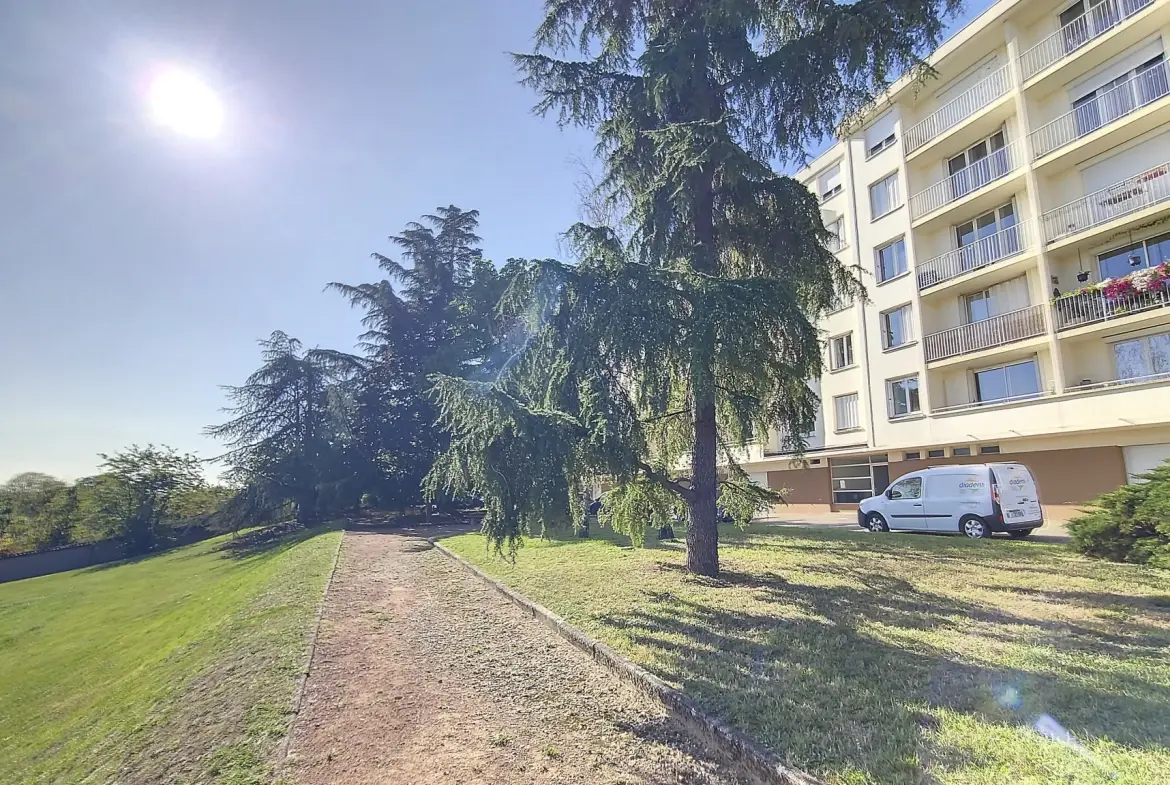 Appartement T4 à Irigny de 77 m² avec parking et cave - Résidence sécurisée 