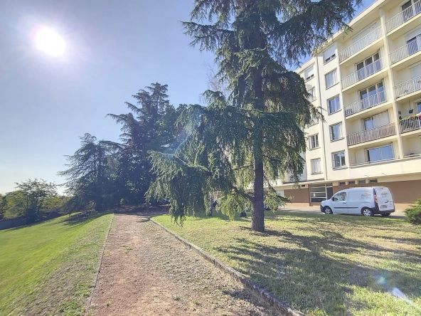 Appartement T4 à Irigny de 77 m² avec parking et cave - Résidence sécurisée