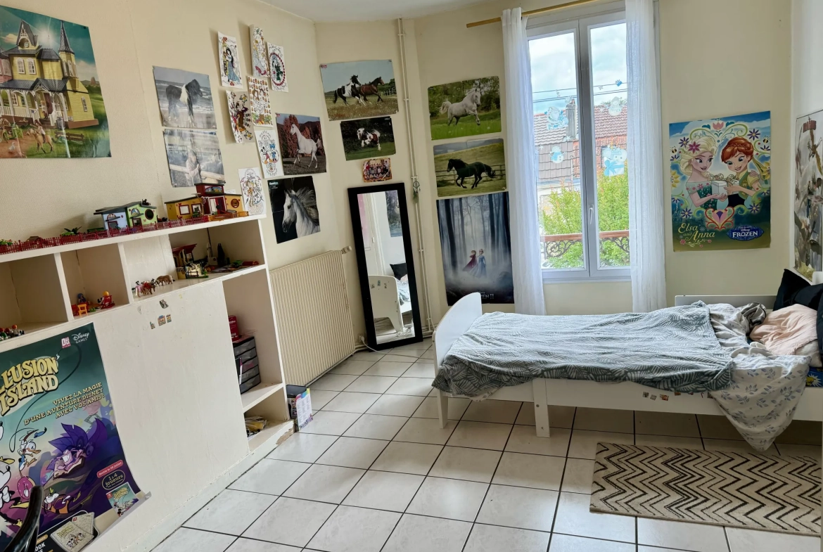 Investissement immobilier à Bergerac avec deux appartements loués, dépendance et grand garage 
