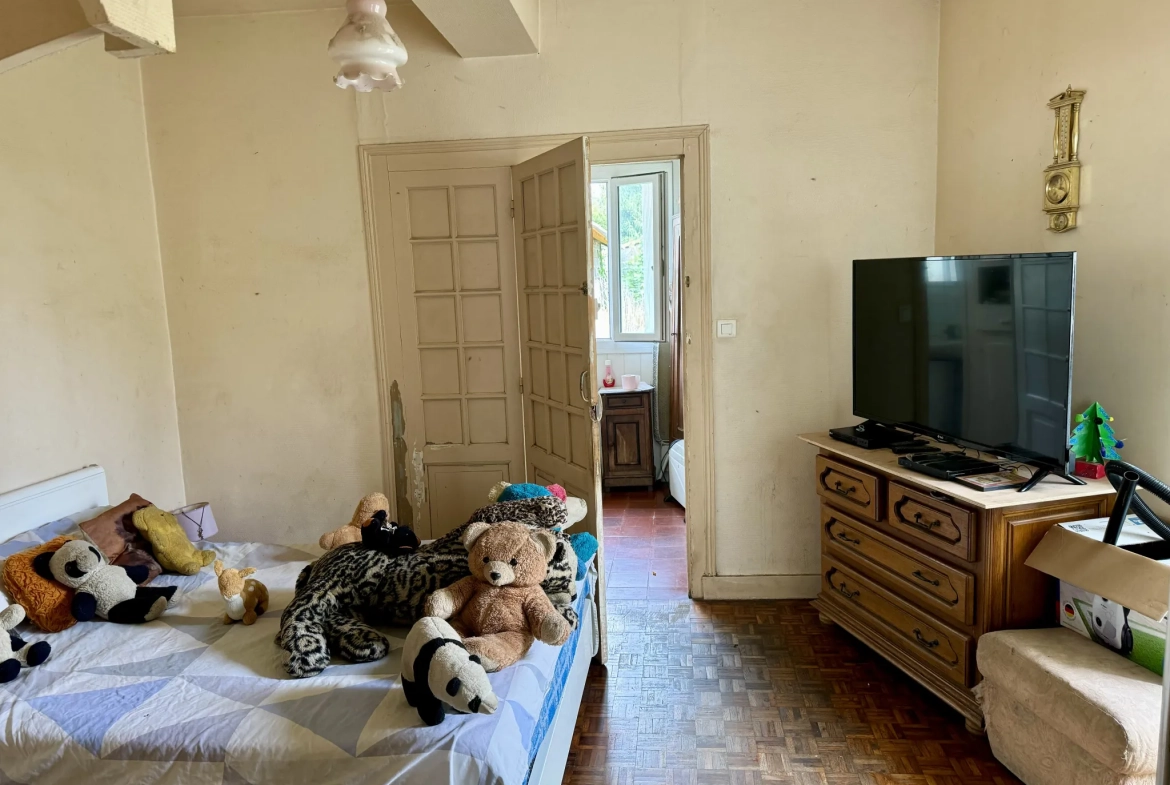 Investissement immobilier à Bergerac avec deux appartements loués, dépendance et grand garage 