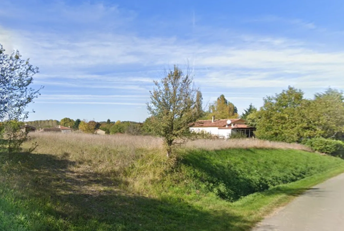 Terrain constructible de 4 557 m² à Mouchan – Cadre paisible dans le Gers 