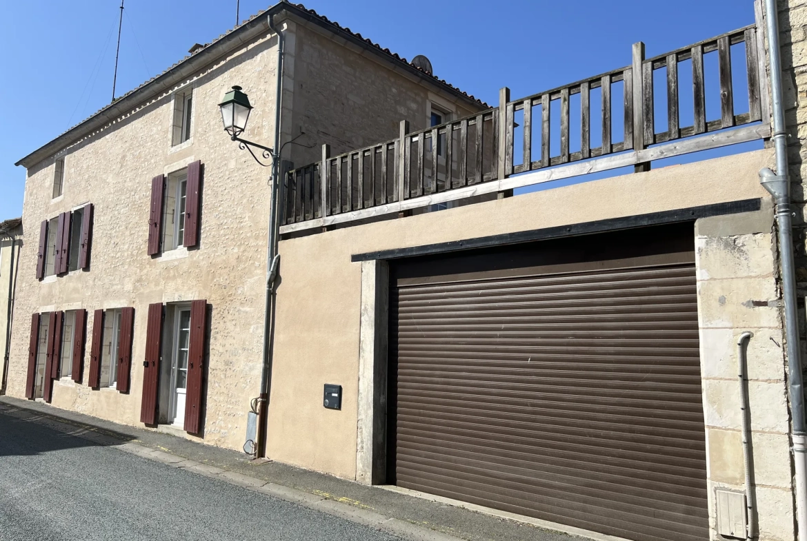 Charmante maison de ville rénovée avec terrasse à Saint-Jean-d’Hermine 
