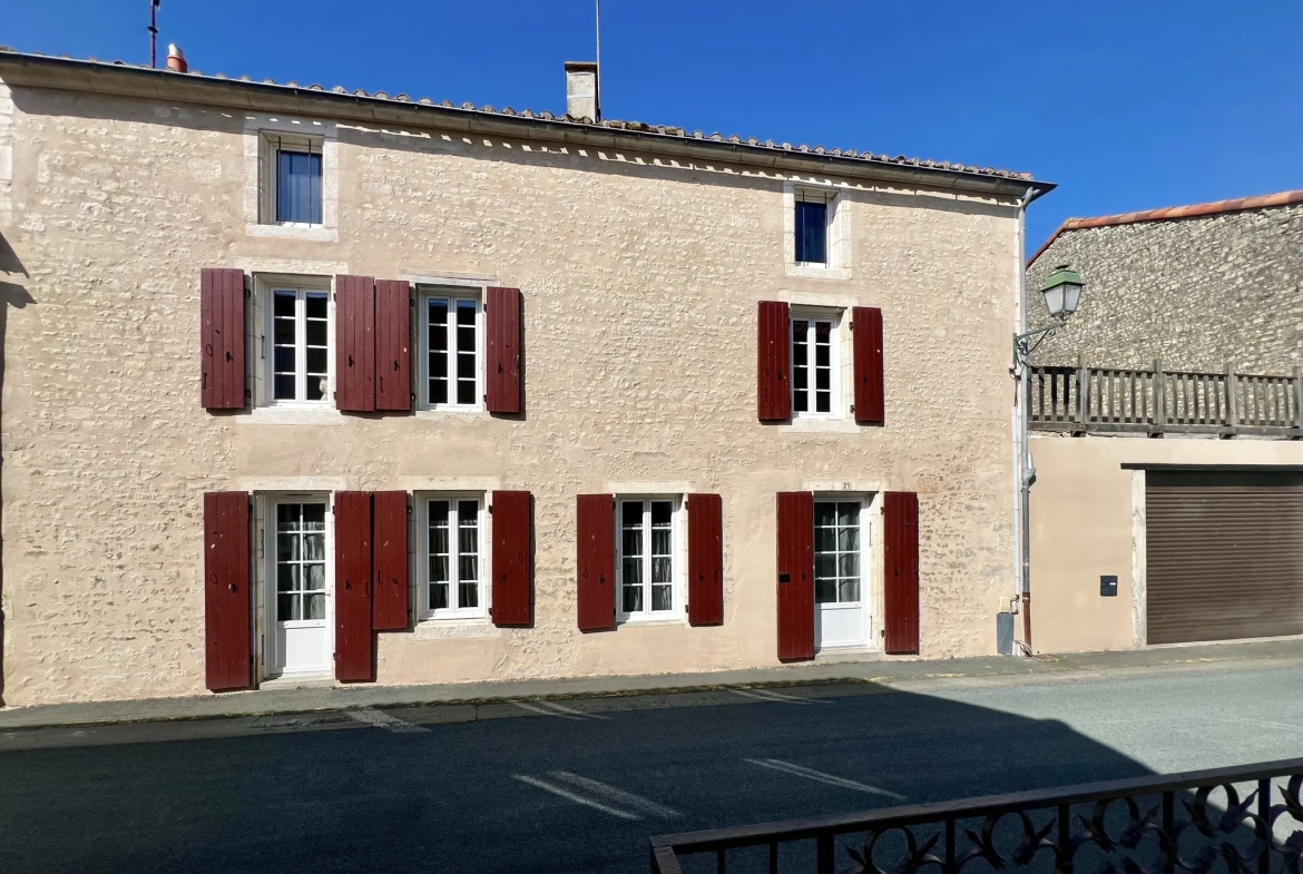 Charmante maison de ville rénovée avec terrasse à Saint-Jean-d’Hermine 