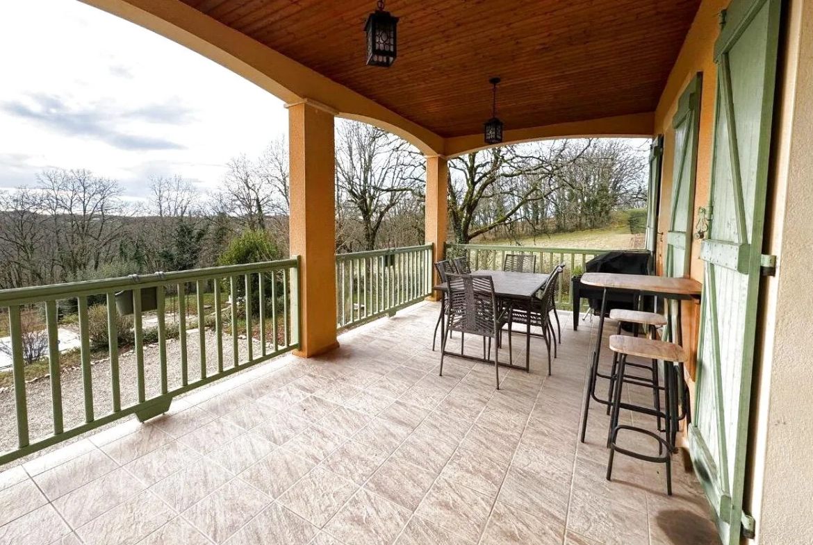 Maison de charme à Gourdon avec piscine, box, studio et grand terrain de 6038 m² 
