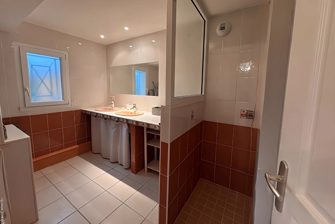 Maison de charme à Gourdon avec piscine, box, studio et grand terrain de 6038 m² 