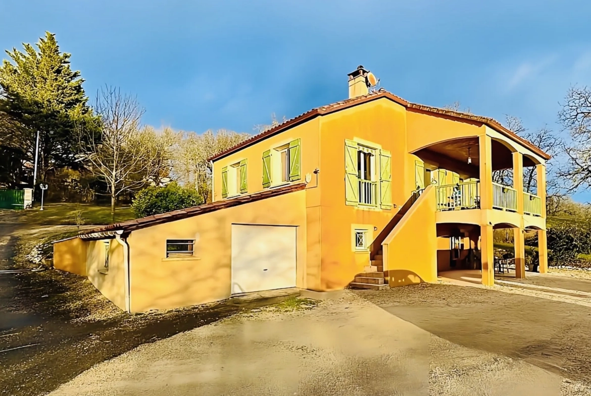 Maison de charme à Gourdon avec piscine, box, studio et grand terrain de 6038 m² 