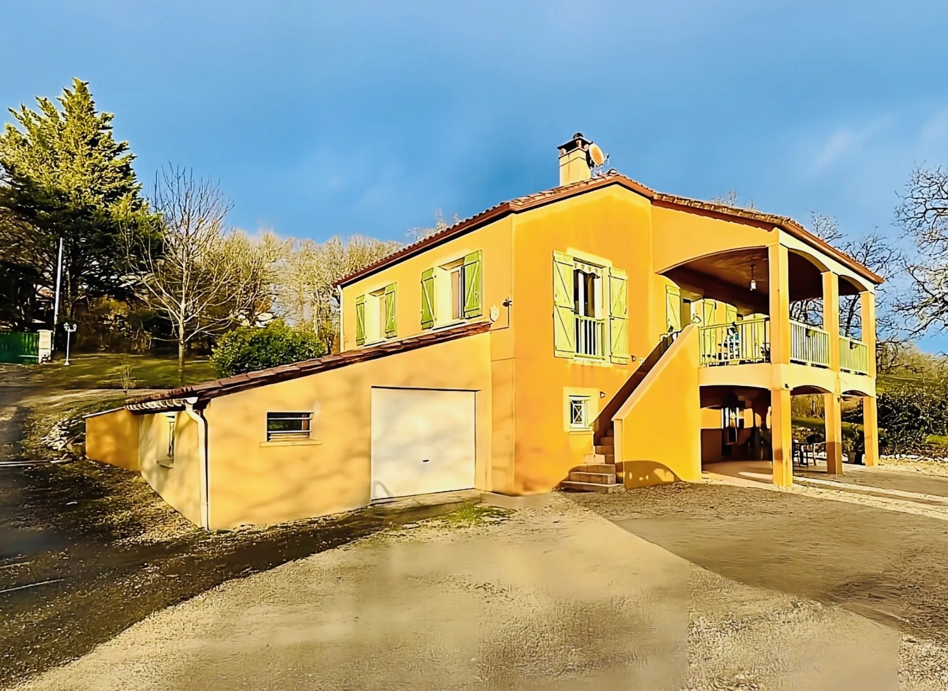 Maison de charme à Gourdon avec piscine, box, studio et grand terrain de 6038 m² 