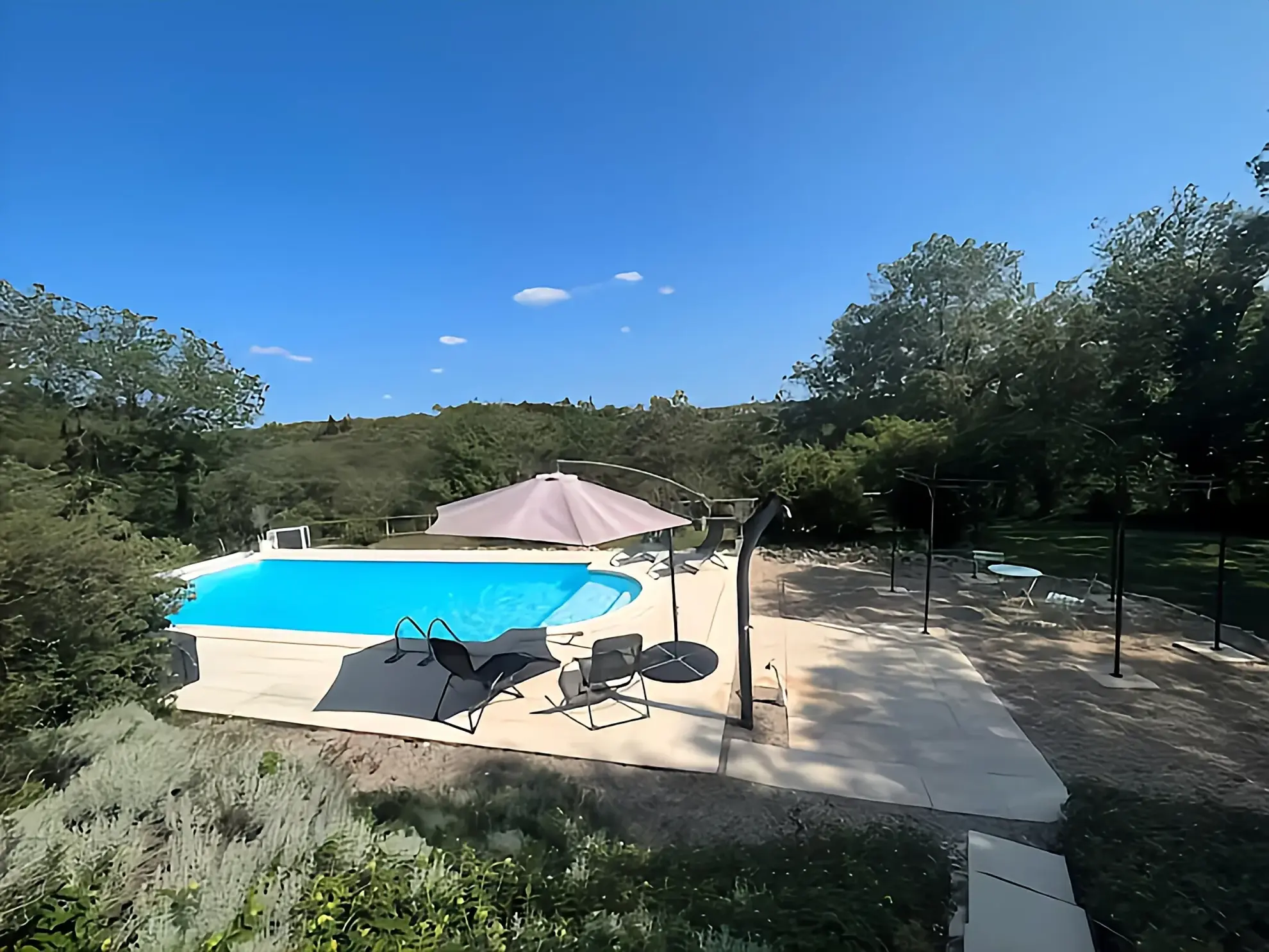 Maison de charme à Gourdon avec piscine, box, studio et grand terrain de 6038 m² 