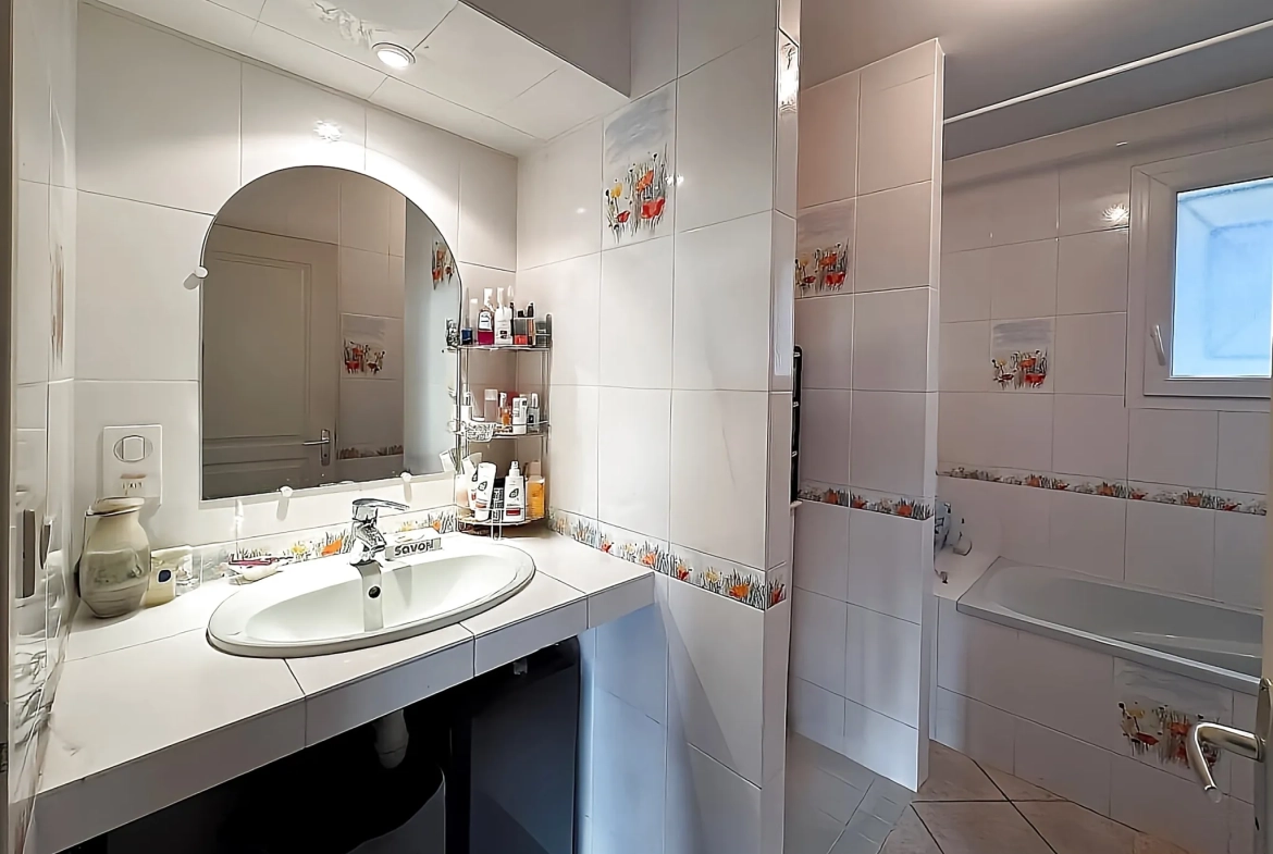 Maison de charme à Gourdon avec piscine, box, studio et grand terrain de 6038 m² 