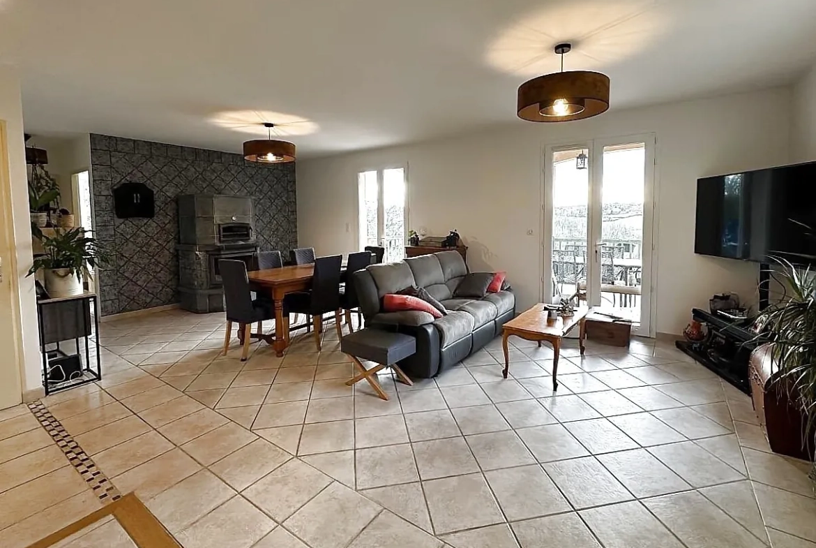 Maison de charme à Gourdon avec piscine, box, studio et grand terrain de 6038 m² 