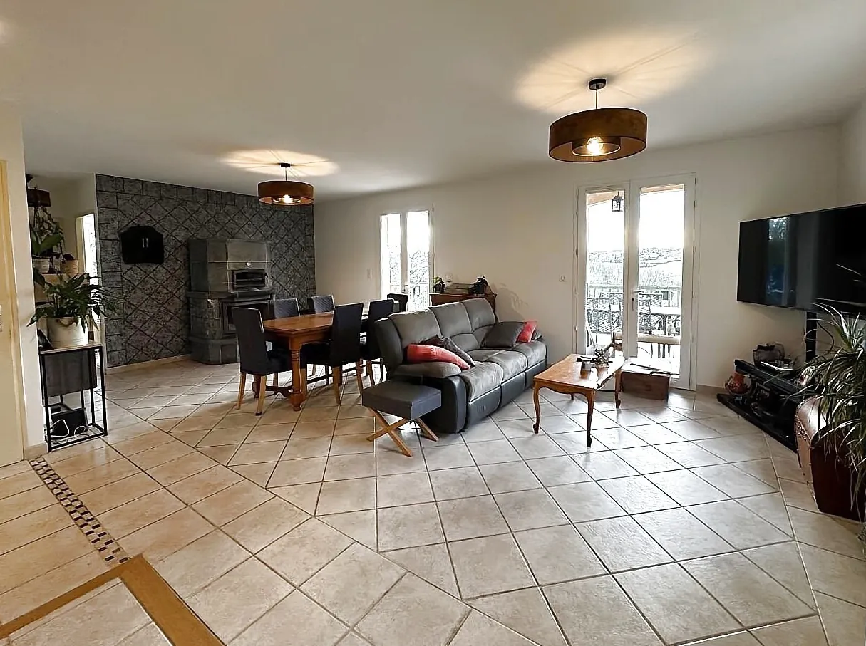 Maison de charme à Gourdon avec piscine, box, studio et grand terrain de 6038 m² 
