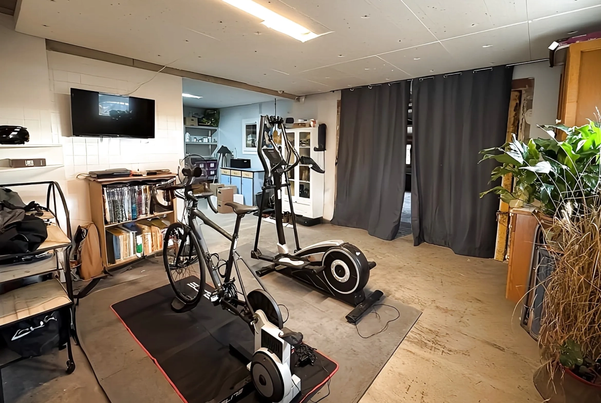 Maison de charme à Gourdon avec piscine, box, studio et grand terrain de 6038 m² 