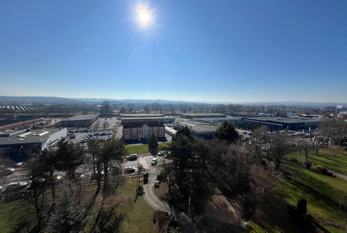 Appartement traversant à Roanne avec vue panoramique, garage et parking 