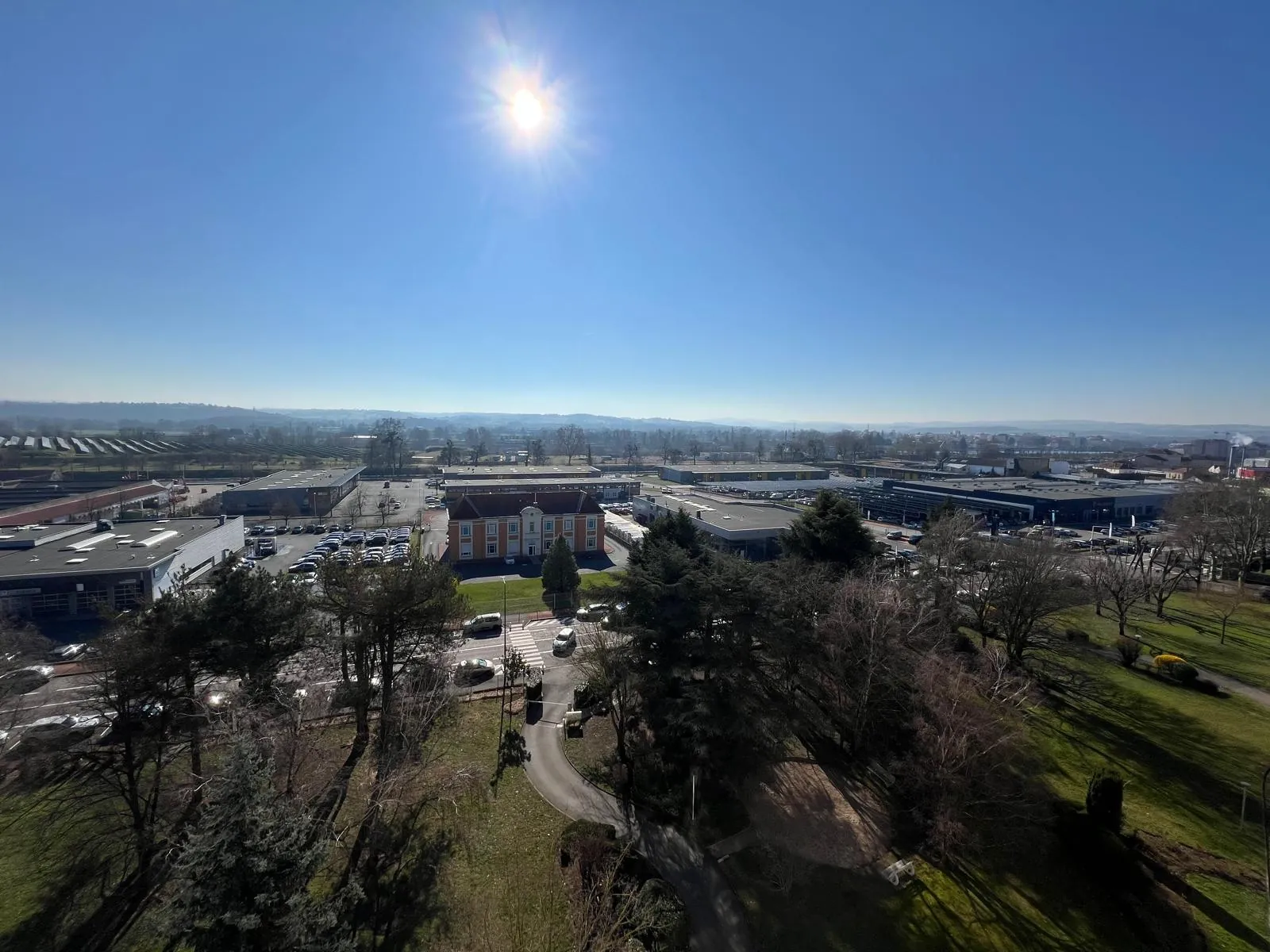 Appartement traversant à Roanne avec vue panoramique, garage et parking 