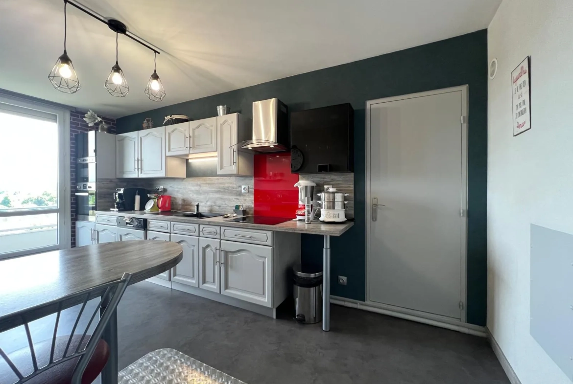 Appartement traversant à Roanne avec vue panoramique, garage et parking 