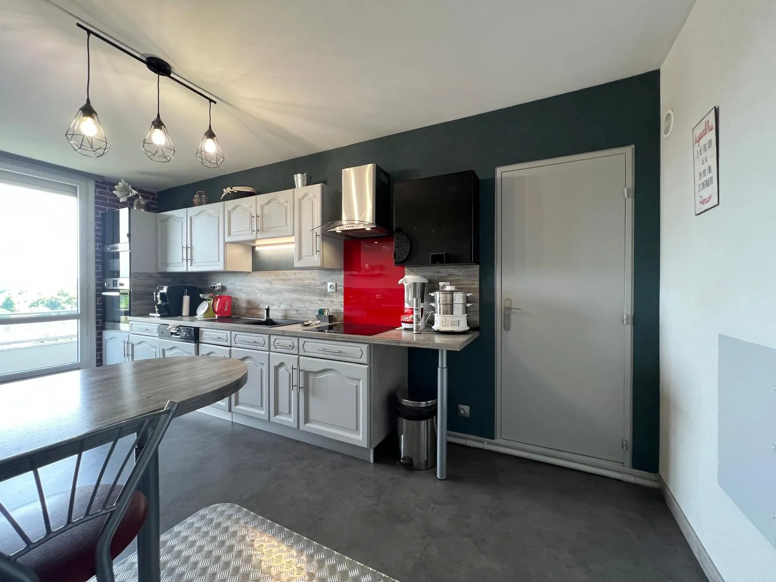 Appartement traversant à Roanne avec vue panoramique, garage et parking 