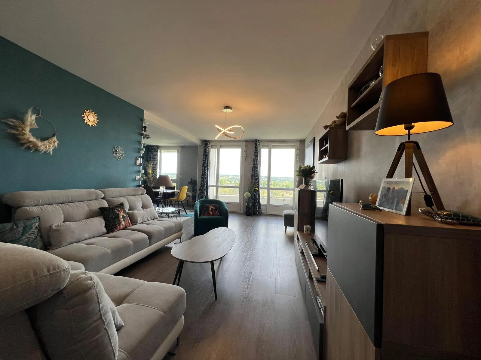 Appartement traversant à Roanne avec vue panoramique, garage et parking 