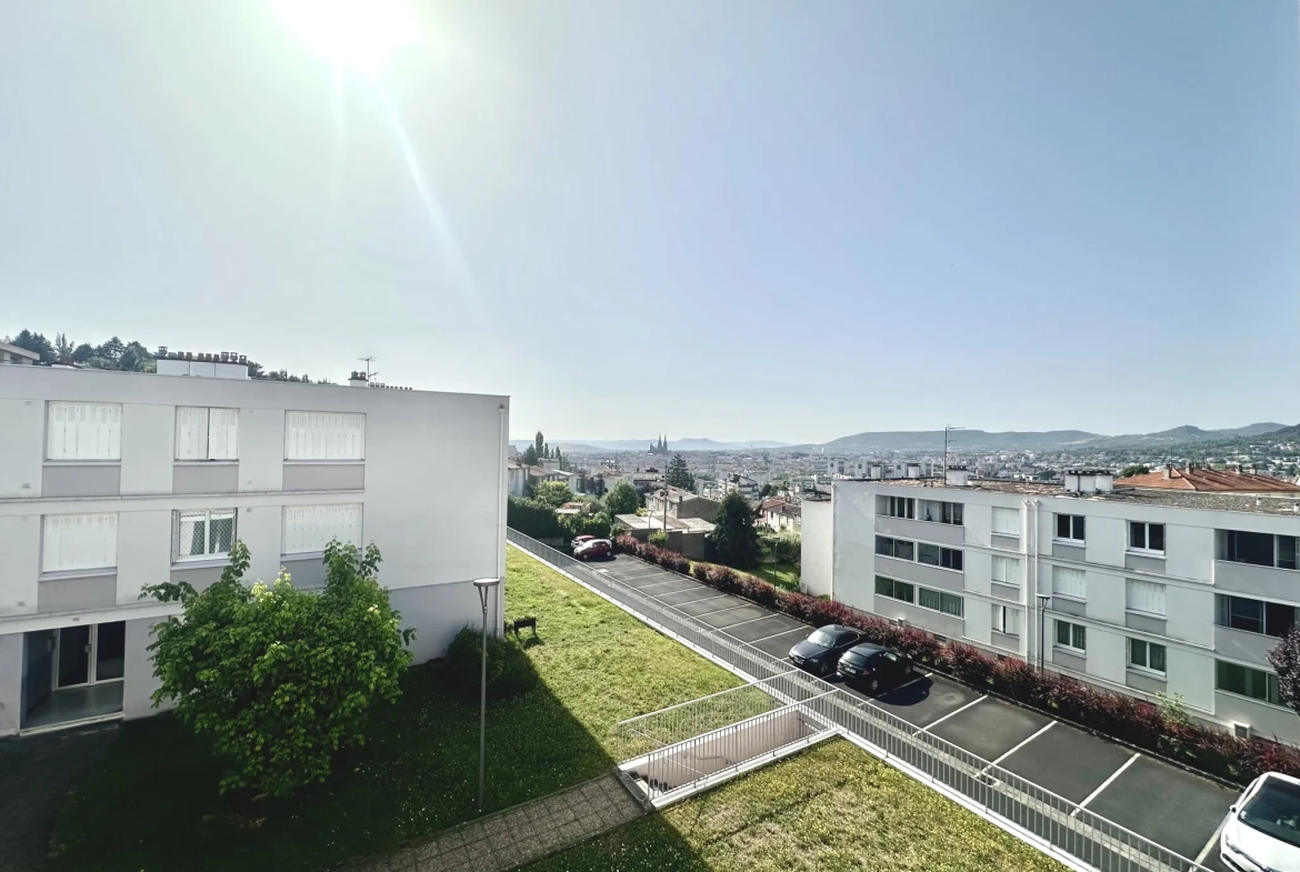 Appartement T2 à vendre à Clermont-Ferrand Montjuzet avec parking et vue dégagée 