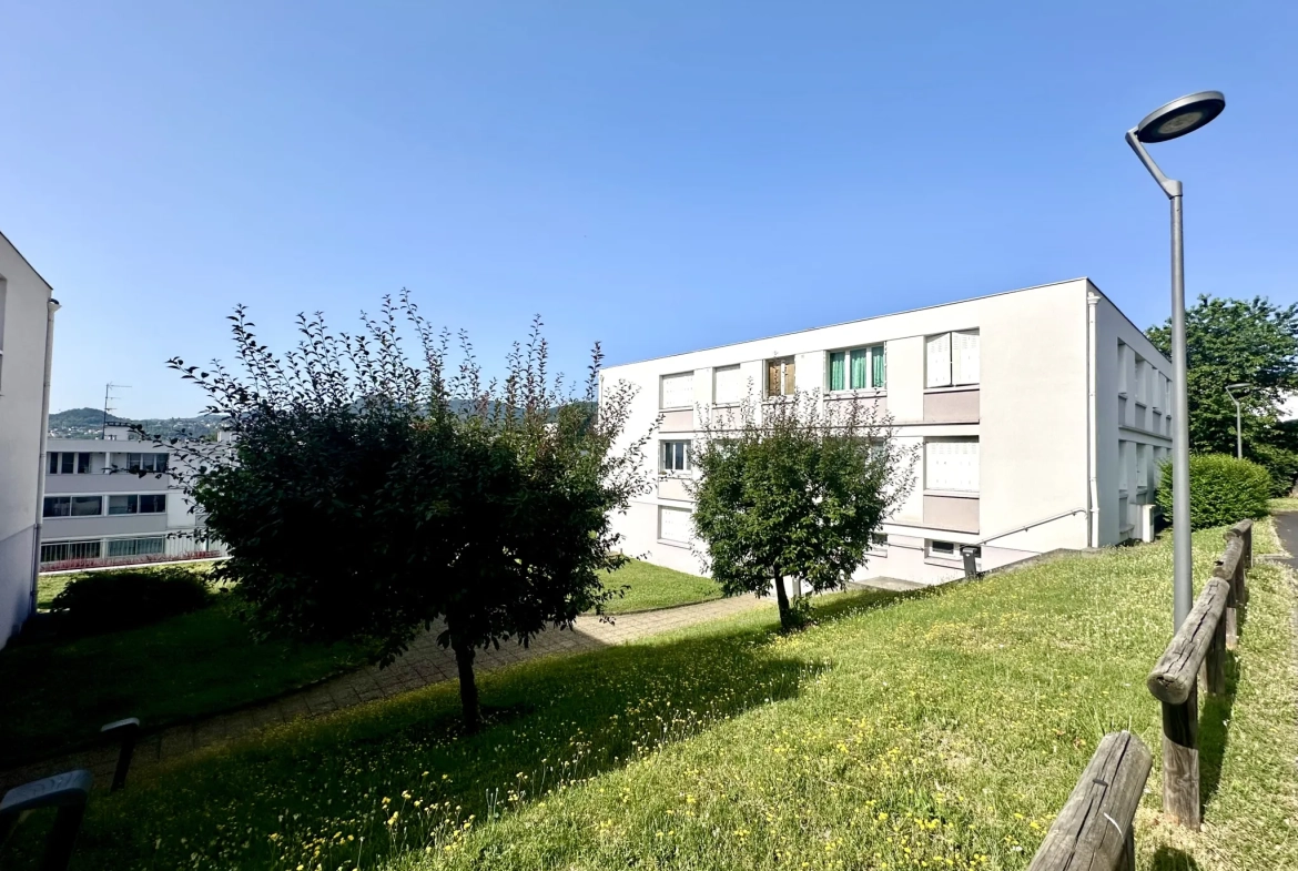 Appartement T2 à vendre à Clermont-Ferrand Montjuzet avec parking et vue dégagée 