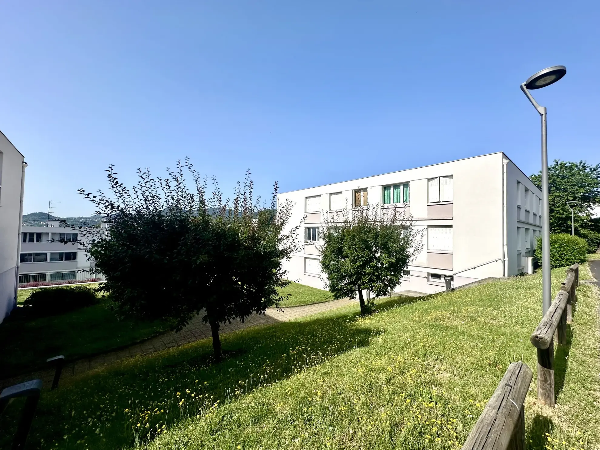 Appartement T2 à vendre à Clermont-Ferrand Montjuzet avec parking et vue dégagée 