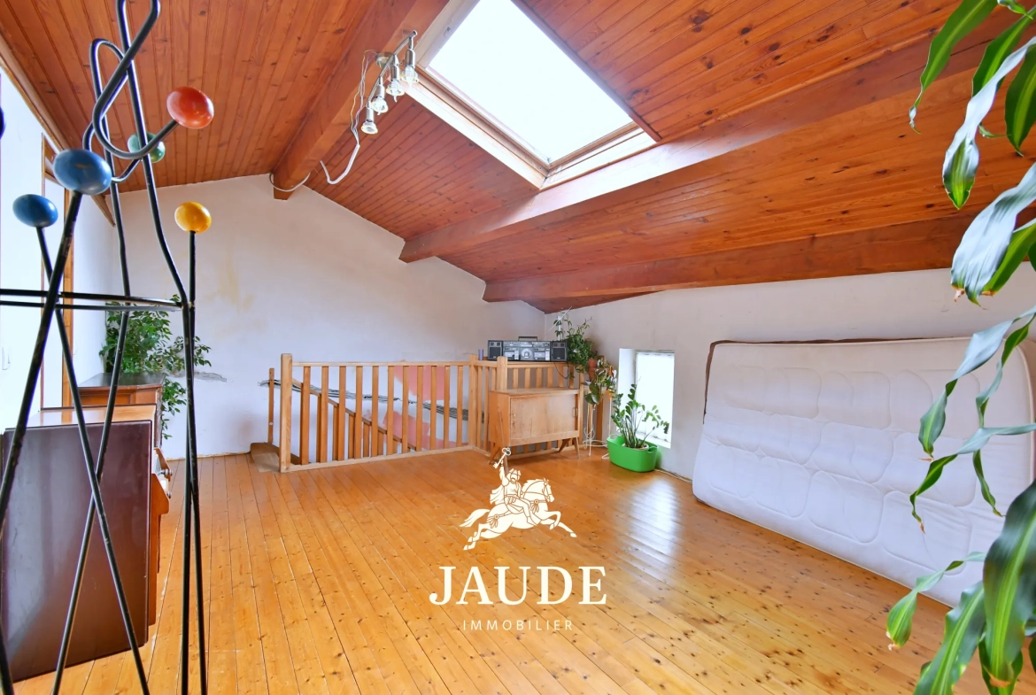 Maison de bourg à Ceyrat 100m² avec garage et cave, à rénover 