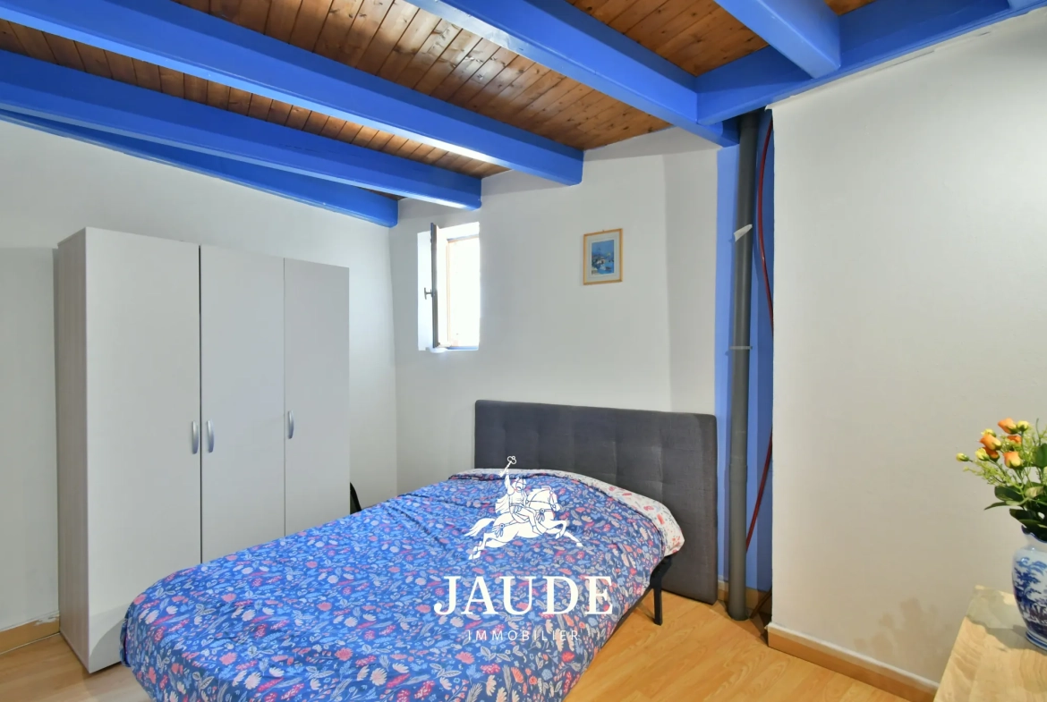 Maison de bourg à Ceyrat 100m² avec garage et cave, à rénover 