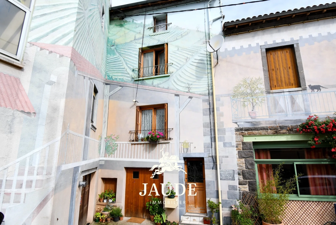 Maison de bourg à Ceyrat 100m² avec garage et cave, à rénover 