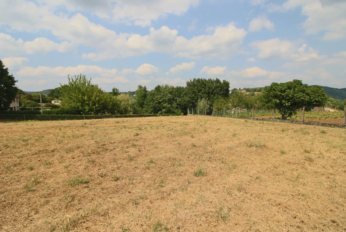 Terrain constructible de plus de 3000 m² à Puy l'Évêque, calme et proche des services 