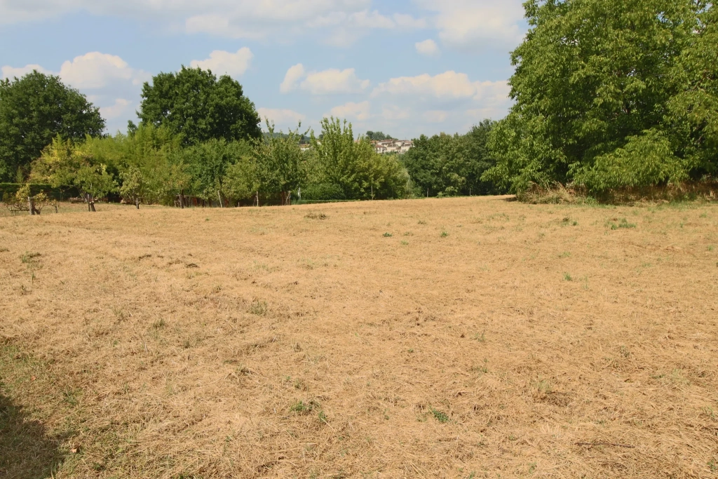 Terrain constructible de plus de 3000 m² à Puy l'Évêque, calme et proche des services