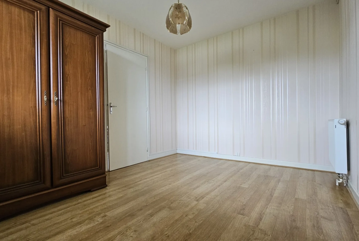 Grande maison à Naucelles avec 5 chambres et garage - 1973 