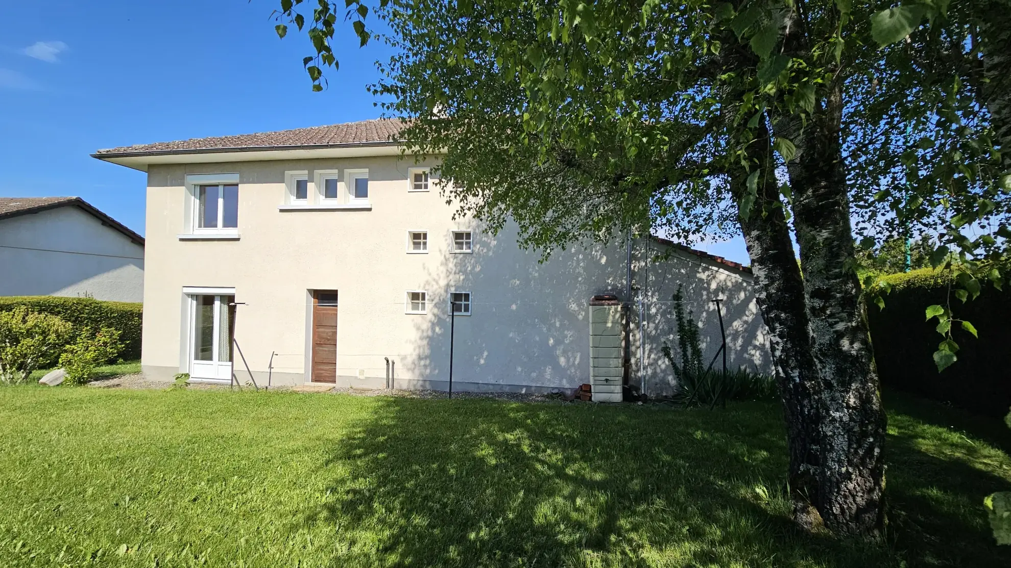Grande maison à Naucelles avec 5 chambres et garage - 1973 