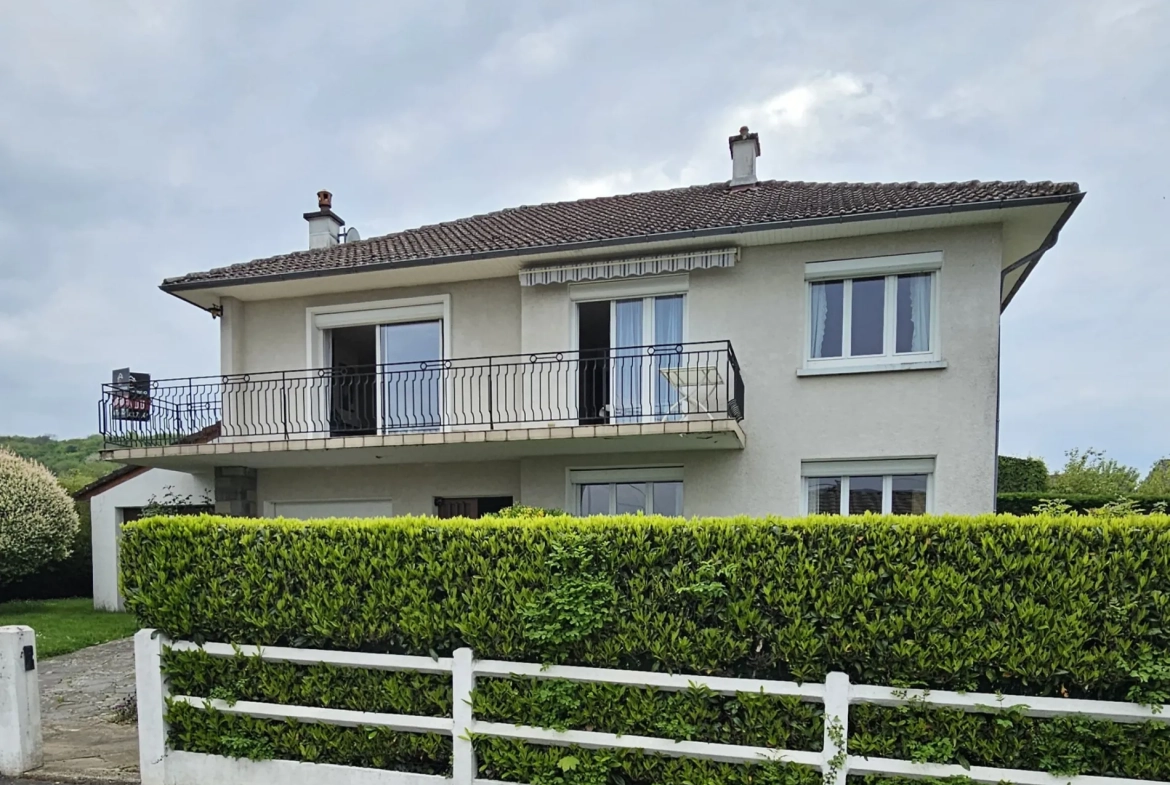 Grande maison à Naucelles avec 5 chambres et garage - 1973 
