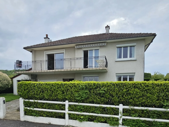 Grande maison à Naucelles avec 5 chambres et garage - 1973