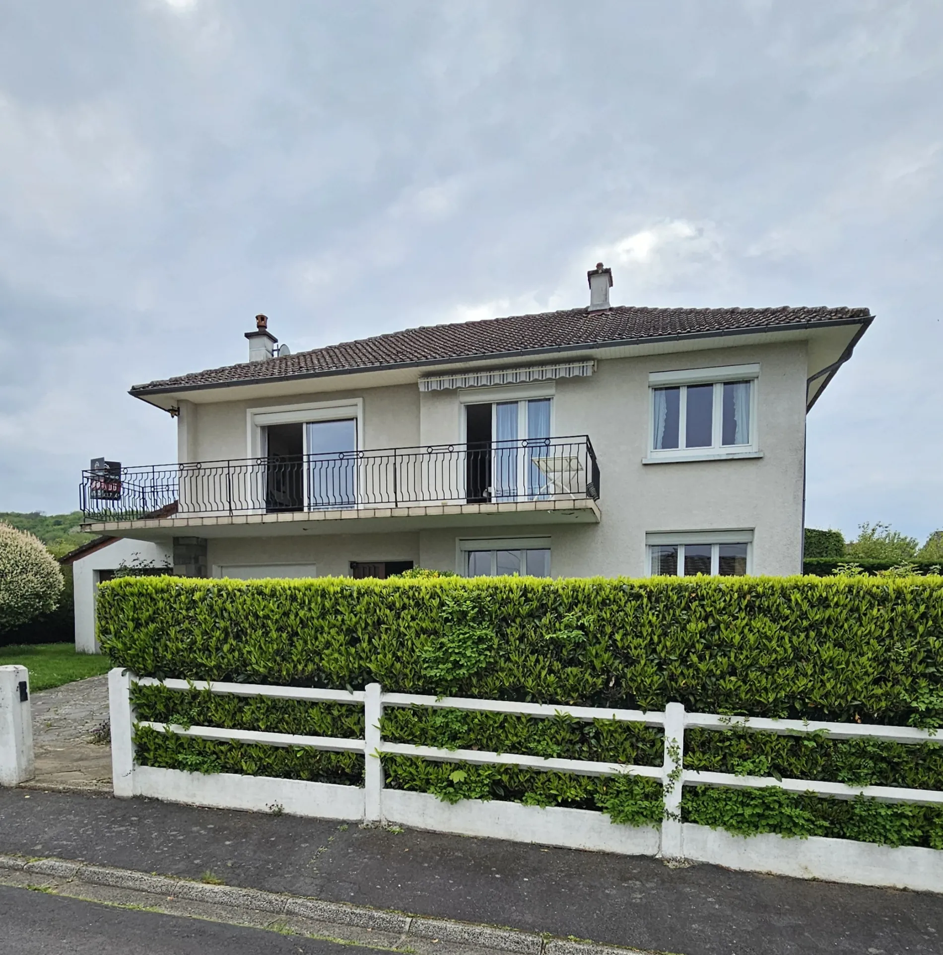 Grande maison à Naucelles avec 5 chambres et garage - 1973 