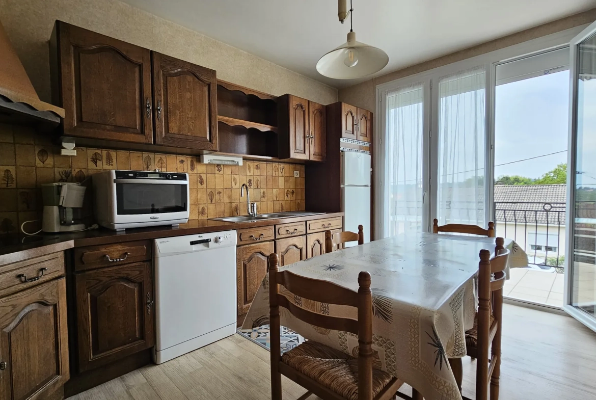 Grande maison à Naucelles avec 5 chambres et garage - 1973 