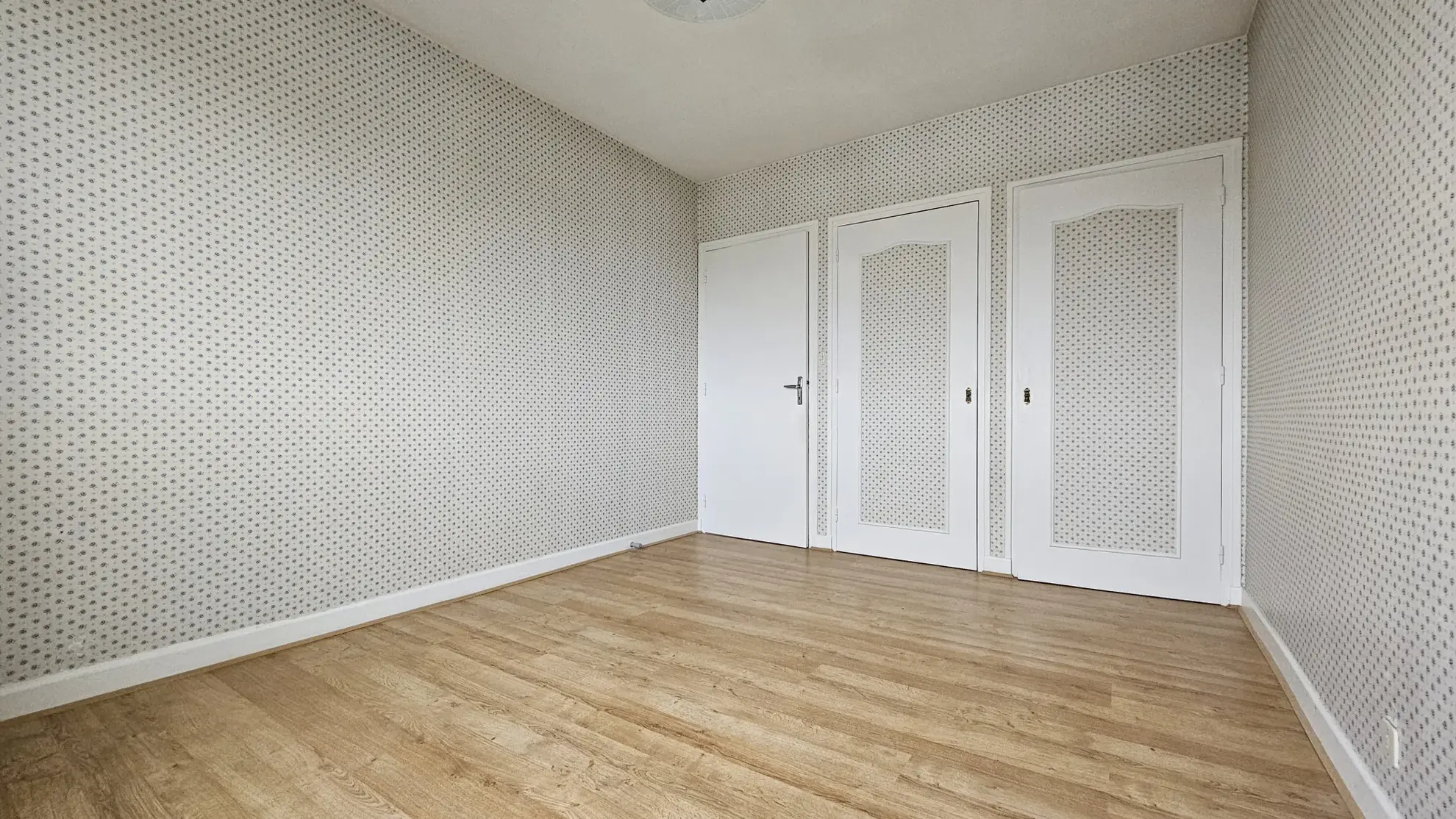 Grande maison à Naucelles avec 5 chambres et garage - 1973 